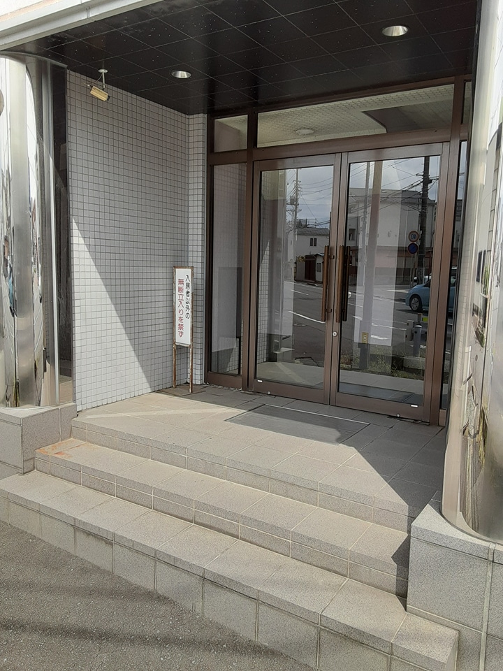 24/30 エントランス