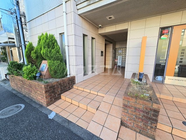 21/27 エントランス