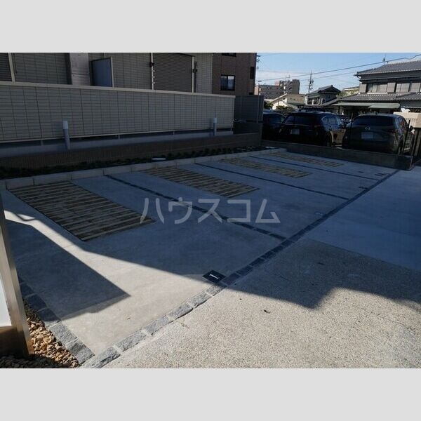 27/30 駐車場