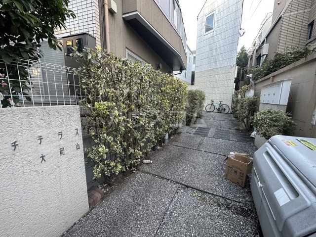 21/22 エントランス