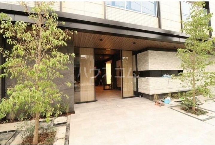 27/30 エントランス