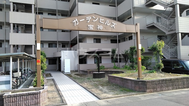 21/30 エントランス