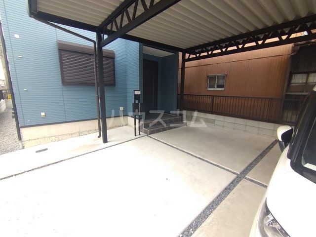 23/27 エントランス