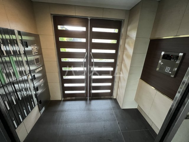 24/30 エントランス