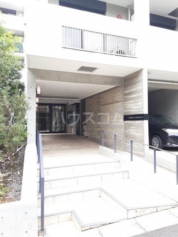 19/27 エントランス