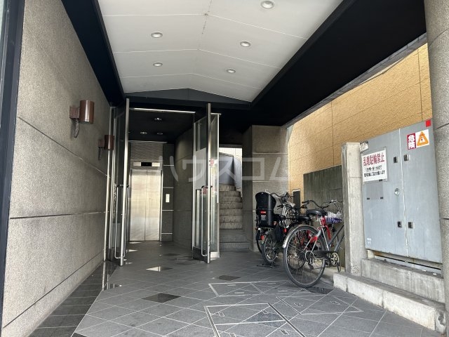 18/25 エントランス