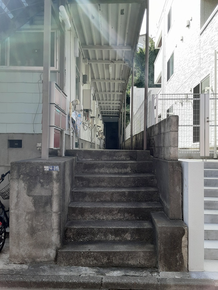 22/28 エントランス