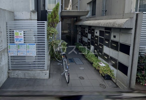 20/21 エントランス