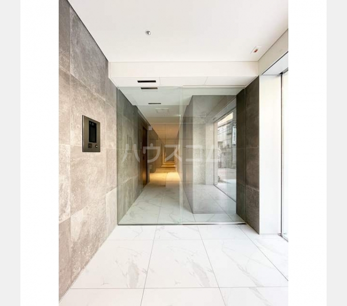 24/30 エントランス