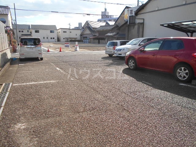 18/27 駐車場
