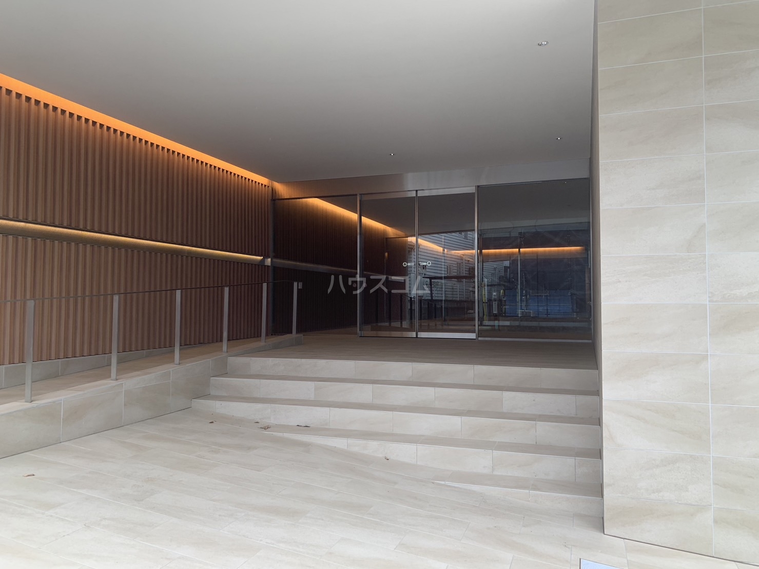 27/30 エントランス