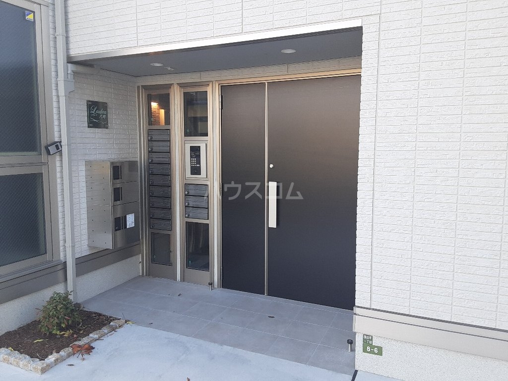 26/30 エントランス