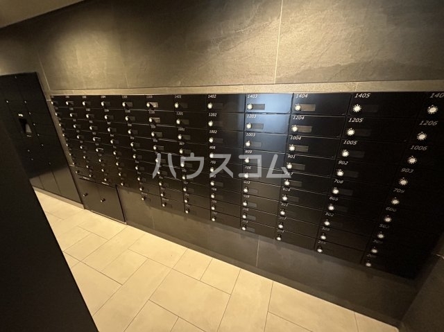 23/27 エントランス