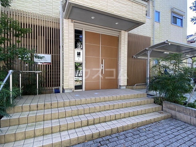 28/30 エントランス