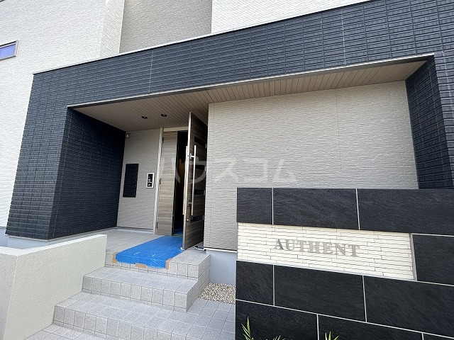 27/30 エントランス