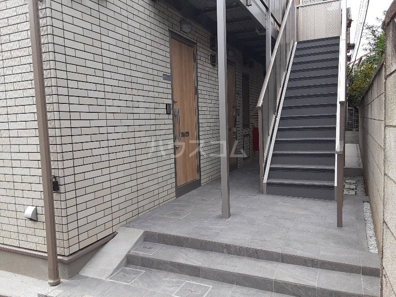 27/30 エントランス