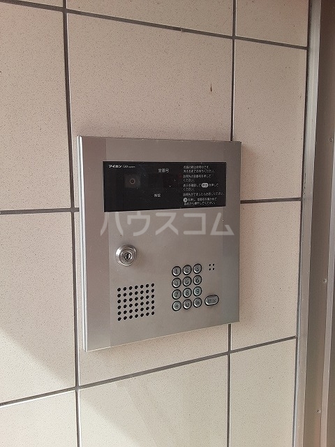 23/28 エントランス