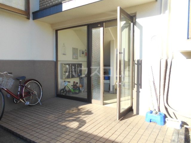 27/30 エントランス