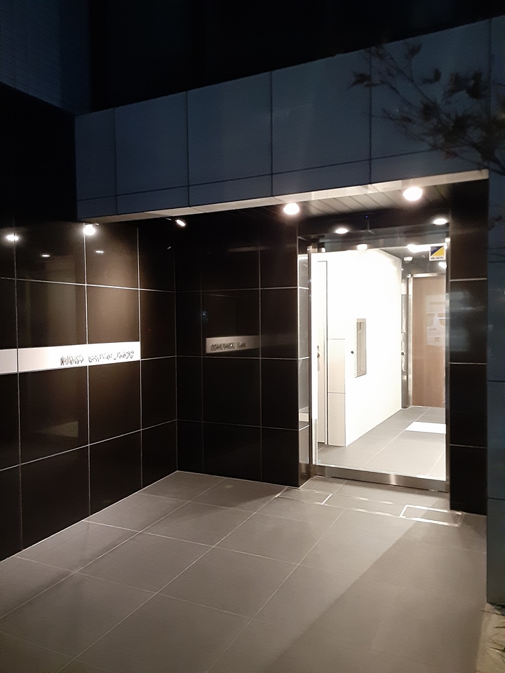 24/27 エントランス