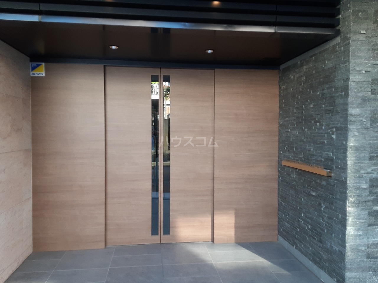 19/23 エントランス