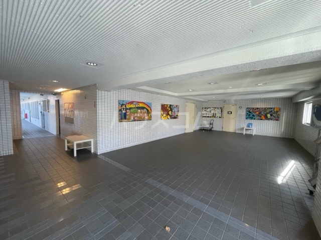 23/27 エントランス