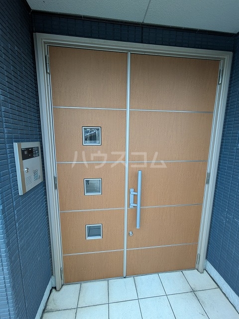 28/30 エントランス