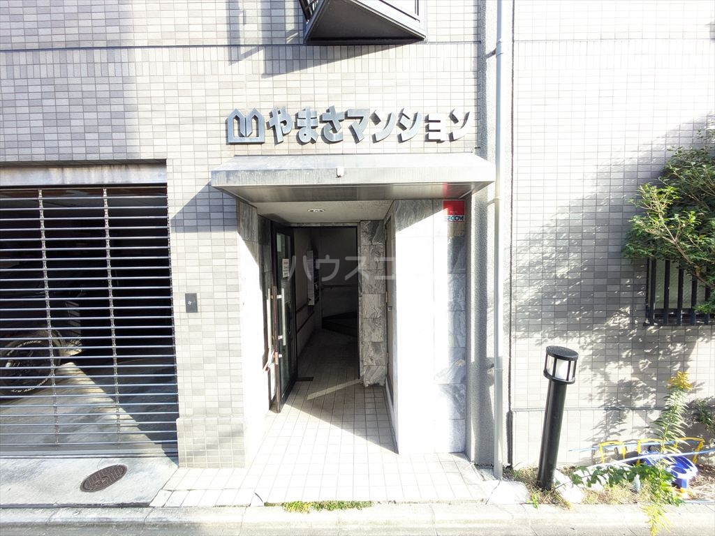 19/27 エントランス