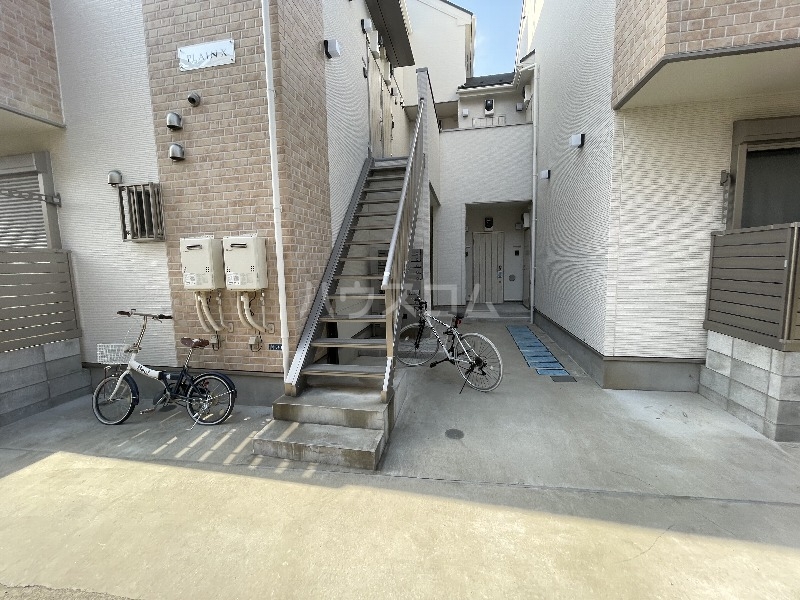 21/30 エントランス