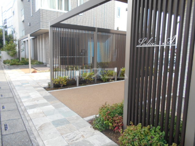 27/30 エントランス