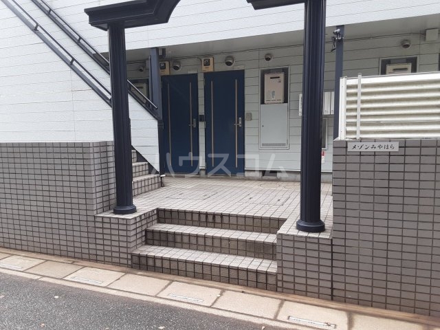 20/23 エントランス