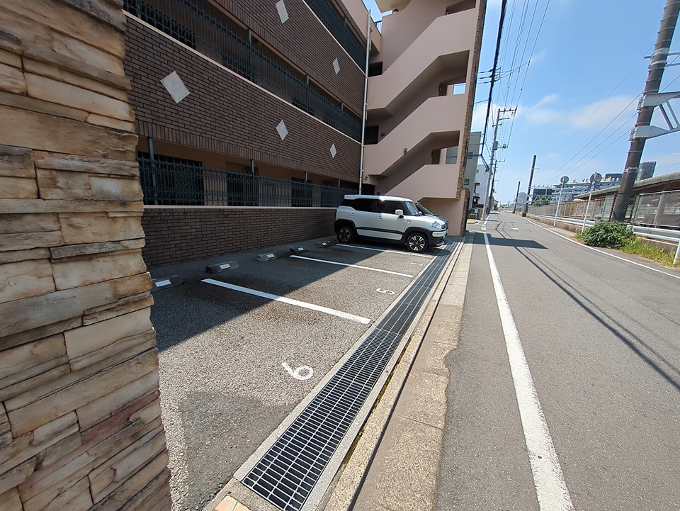 28/30 駐車場