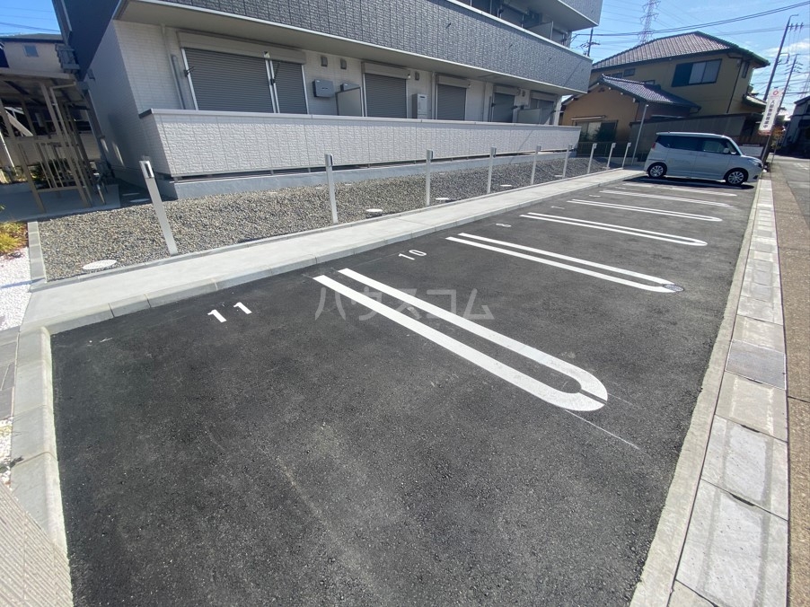 27/30 駐車場