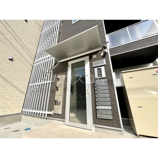 28/30 エントランス