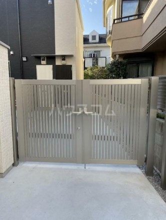 27/29 エントランス