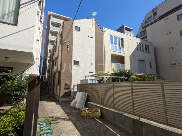 23/27 エントランス