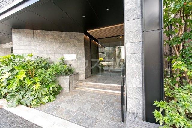 18/27 エントランス