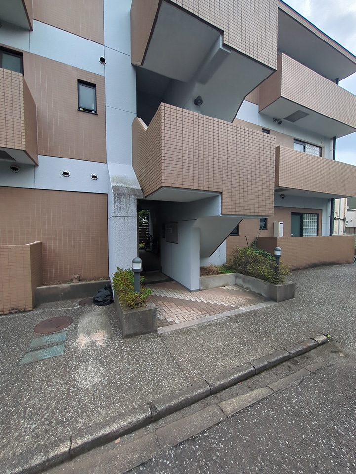 27/30 エントランス