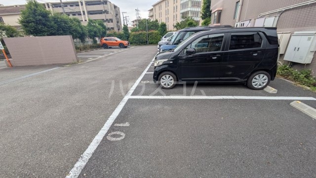 18/28 駐車場