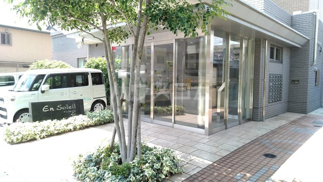 27/30 エントランス