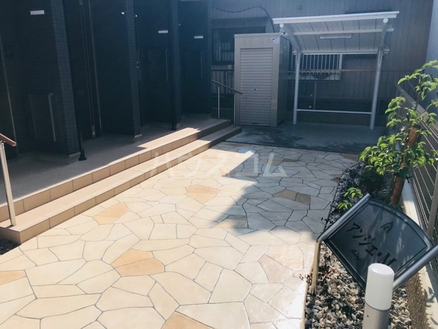 27/30 エントランス