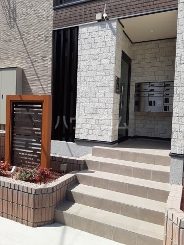 24/30 エントランス