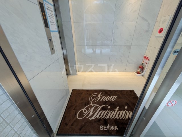 24/30 エントランス