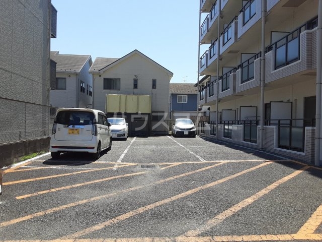 27/30 駐車場