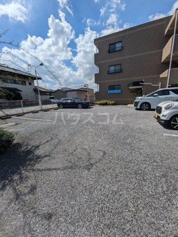 18/28 駐車場