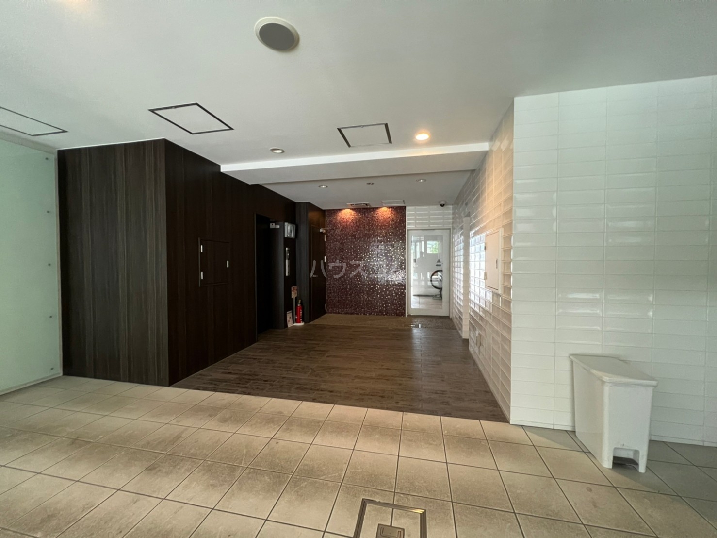 23/30 エントランス