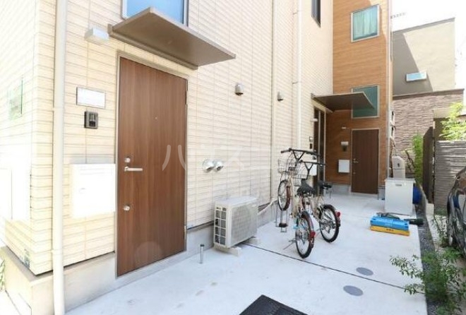 24/30 エントランス