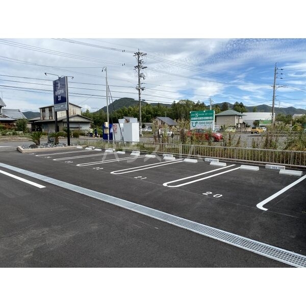 18/23 駐車場