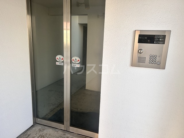 26/30 エントランス