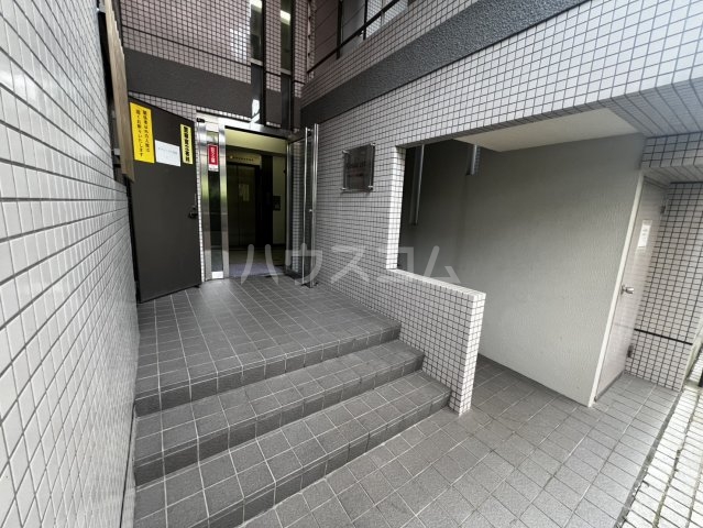 24/30 エントランス