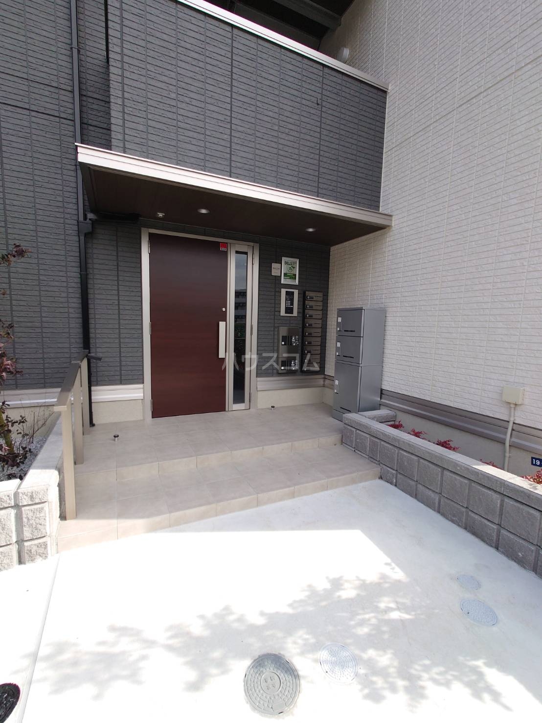 27/30 エントランス